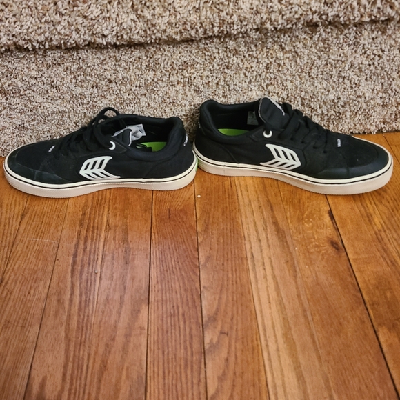 Cariuma Valley Sneaker - Picture 3 of 8